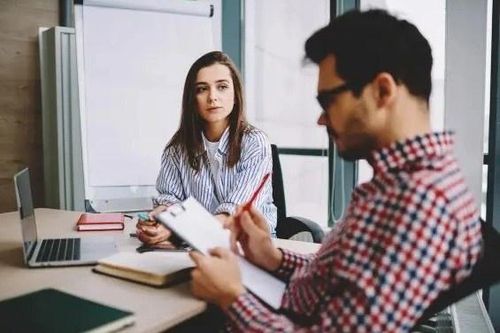 Làm thế nào để phản biện cấp trên