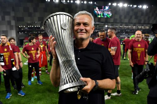 Mourinho đặt mình cạnh Sir Alex Ferguson sau danh hiệu cùng Roma