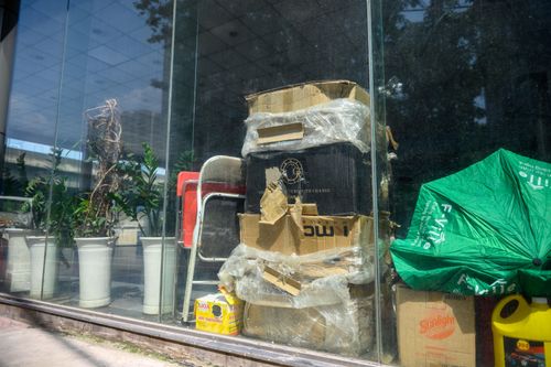 Hai showroom trống trơn sau khi bị tố bán ôtô nhập khẩu dạng biếu tặng