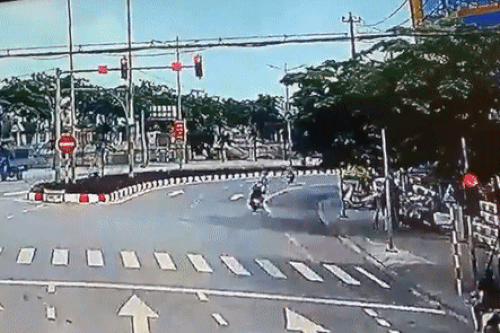 Thiếu tá CSGT bị người vi phạm tông gãy chân