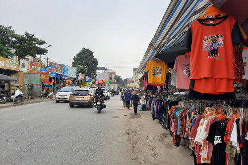 Lấn chiếm hành lang an toàn giao thông để họp chợ