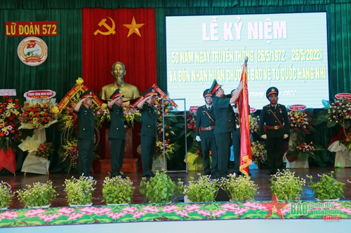 Lữ đoàn Pháo binh 572 đón nhận Huân chương Bảo vệ Tổ quốc hạng Nhì