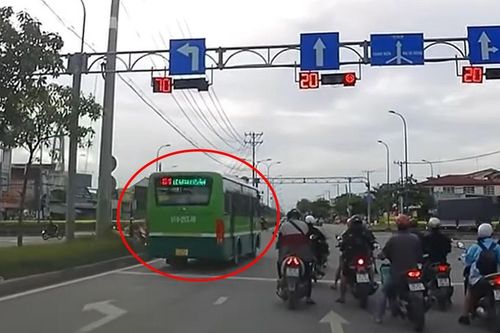 Xử phạt tài xế xe buýt phóng nhanh, vượt đèn đỏ giữa giao lộ ở TPHCM