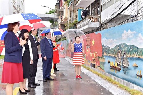 Tôn vinh di sản thiên nhiên văn hóa trong tranh gốm Việt Mỹ