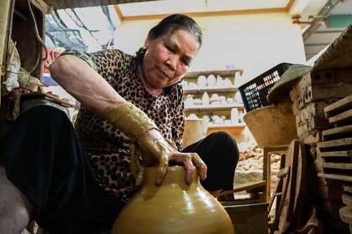 Nữ nghệ nhân dành cả đời để gắn bó với làng gốm hơn 300 tuổi