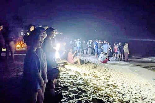 Đề nghị khen thưởng 2 thanh niên dũng cảm cứu sống 6 cháu bé bị đuối nước trên biển