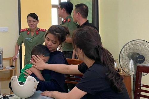 Phút đoàn tụ nghen ngào cháu bé đi lạc ở Mộc Châu