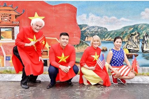 Bức tranh gốm 'Tình hữu nghị Việt Mỹ' tôn vinh di sản văn hóa thiên nhiên