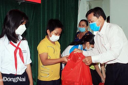 Tặng 300 phần quà cho trẻ em có hoàn cảnh khó khăn