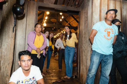 H'Hen Niê: 'Mẹ hốt hoảng gọi điện hỏi tôi làm gì mà bị đánh'