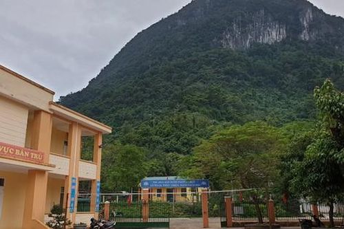 Nữ Phó Chủ tịch xã cho con vào học trường dân tộc bán trú để hưởng lợi trái quy định?