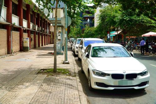 Né thu phí, tài xế đỗ ôtô dọc các tuyến đường có biển cấm ở TP.HCM