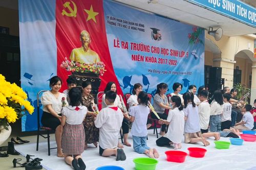 Giáo dục lòng biết ơn cha mẹ cho học sinh trong lễ trưởng thành