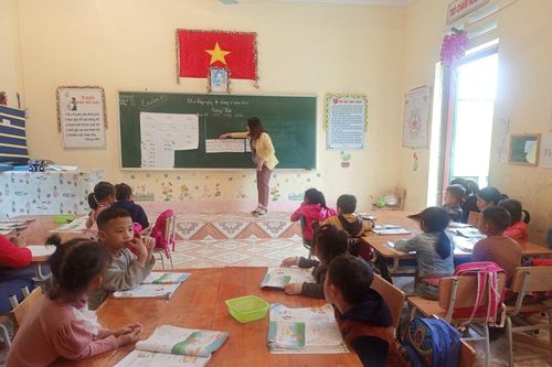 Lào Cai sơ kết triển khai chương trình, sách giáo khoa mới lớp 1, lớp 2