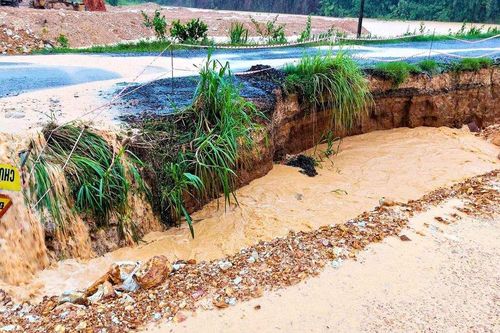 Lâm Đồng: Mưa lớn bất ngờ, nhiều địa phương ngập sâu