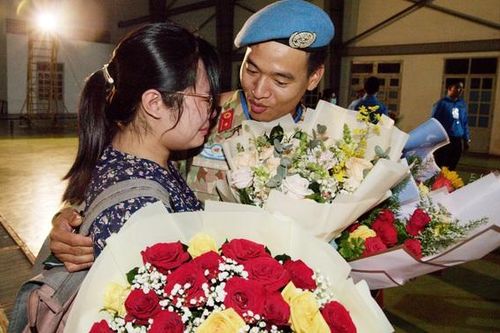 Chiến sĩ mũ nồi xanh vỡ òa xúc động trong vòng tay vợ con ngày trở về