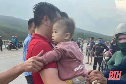 3 công nhân môi trường dũng cảm cứu người mẹ ôm 2 con nhảy cầu tự tử