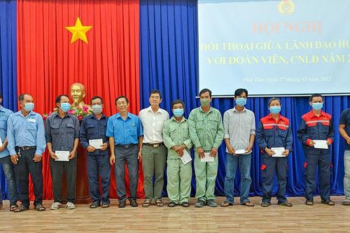 Liên đoàn Lao động huyện Phú Tân tổ chức đối thoại giữa lãnh đạo huyện với người lao động