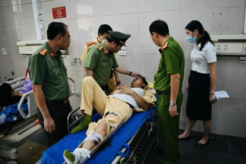 Tài xế không chấp hành hiệu lệnh tông thẳng xe vào CSGT