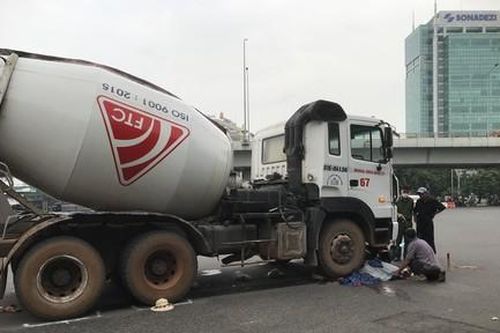 Xe trộn bê tông cuốn xe máy vào gầm, người phụ nữ tử vong thương tâm