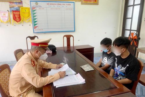 2 thanh niên 'bốc đầu' trước camera an ninh bị phạt 8 triệu đồng