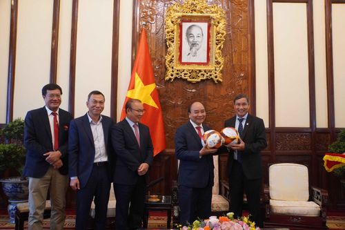 Chủ tịch nước gặp mặt HLV hai đội U23 vừa giành thắng lợi tại SEA Games