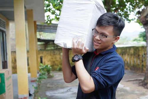 Nam sinh giành học bổng Mỹ 43.600 USD/năm nhờ bài luận giảm cân