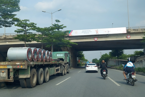 Ẩn họa tai nạn do xe container chở thép cuộn