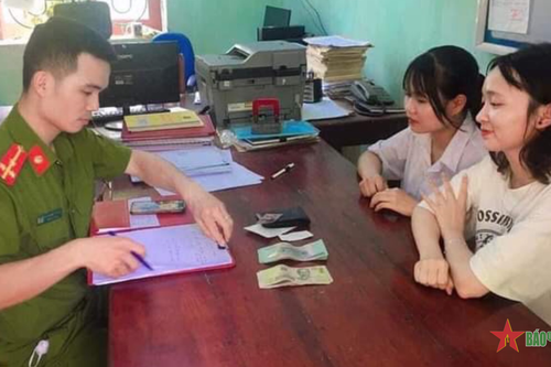 Hai học sinh trả lại của rơi