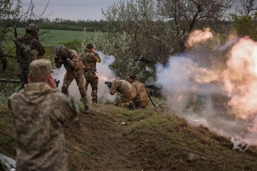 Xung đột Nga-Ukraine: 3 nước EU có thể xem xét lại lập trường, Mỹ chuyển hệ thống rocket dẫn đường phóng loạt cho Kiev?