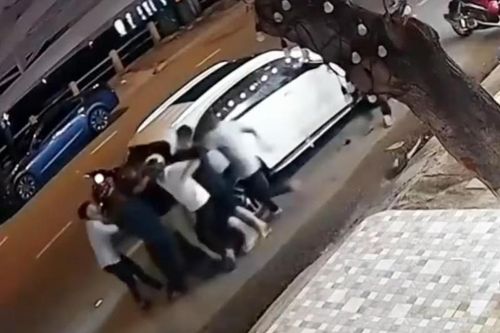 Sẽ khởi tố nhóm đối tượng hành hung tài xế xe Mercedes nếu đủ yếu tố