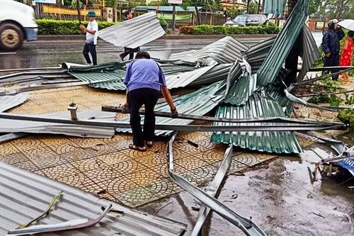 Giông sét, lốc xoáy dị thường ở TT-Huế làm 2 người tử vong, nhiều nhà cửa hư hỏng
