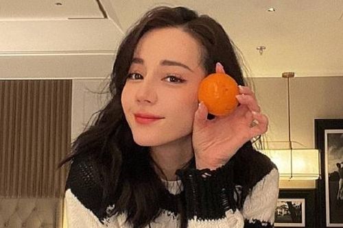 Tiết lộ bức ảnh tốt nghiệp thời học sinh năm 2009 của Địch Lệ Nhiệt Ba