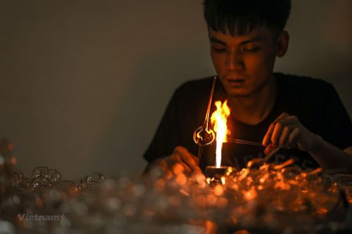 Ngôi làng của những người dùng hơi thở để kiếm sống
