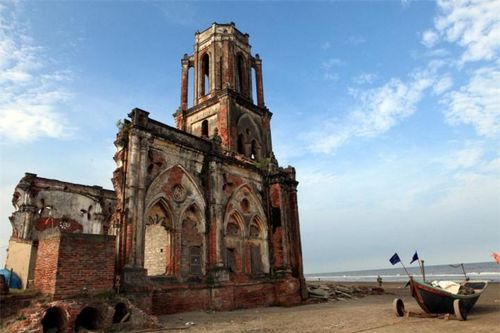 Có một nhà thờ ở Nam Định dù bị bỏ hoang, đổ nát vẫn hút nhiều người đến ngắm
