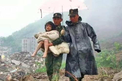 Đứa trẻ được cứu trong trận động đất Tứ Xuyên và cái kết đặc biệt sau 10 năm