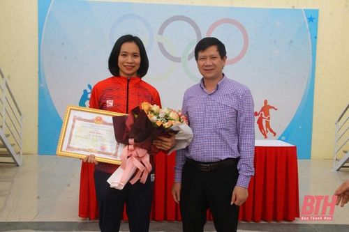 Huyện Thọ Xuân trao thưởng cho VĐV Lê Thị Hiền