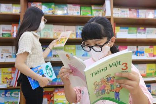 Nhiều phụ huynh lo ngay ngáy vì sách giáo khoa 'khổ to, giấy đẹp', giá tăng gấp 2-3 lần