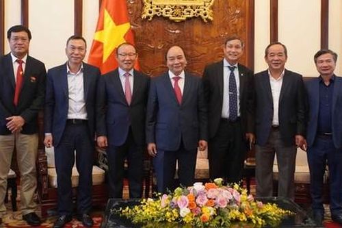 Chủ tịch nước tiếp hai Huấn luyện viên đội tuyển bóng đá Việt Nam