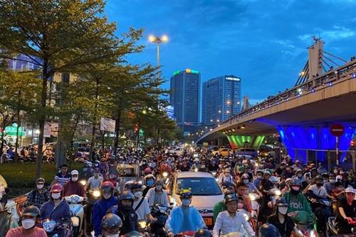 Sau cơn mưa, người Hà Nội lê lết từ 'điểm nghẽn' này đến 'nút thắt' khác