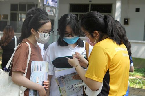 Học phí tăng vọt, thí sinh cân nhắc vào đại học hay không