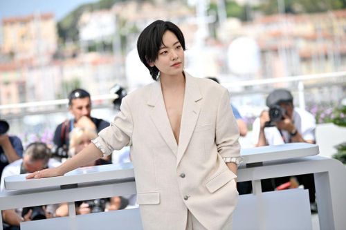 Diễn viên Hàn diện mốt không nội y tại Cannes