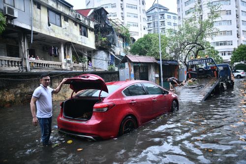 Cẩn thận khi đi ôtô qua vùng nước ngập