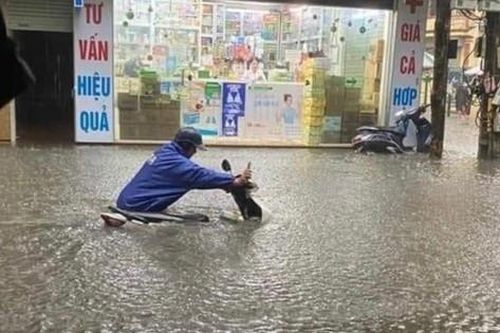 Hà Nội mưa như trút nước, nhiều nơi ngập sâu, xe cộ 'chôn chân' trên đường