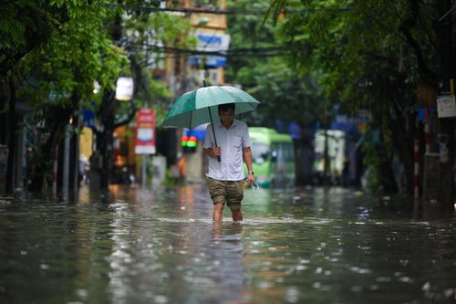 Sau cơn mưa lớn, Hà Nội nhiều tuyến phố biến thành sông
