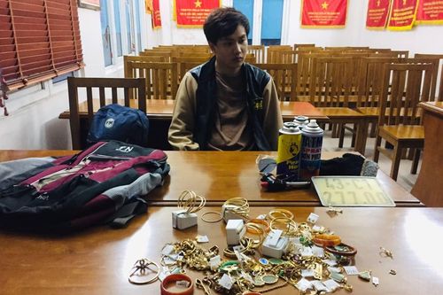 Bắt đối tượng phá két sắt tiệm vàng lấy nhiều trang sức