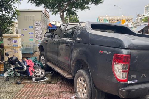 Ô tô bán tải tông hàng loạt xe máy làm nhiều người bị thương