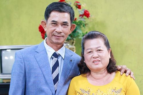 Cặp đôi cưới trước yêu sau, hôn nhân hơn 30 năm thương nhau mà sống