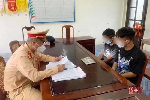 Rủ nhau 'bốc đầu' xe máy, 2 thanh thiếu niên ở Can Lộc bị phạt hơn 8 triệu đồng