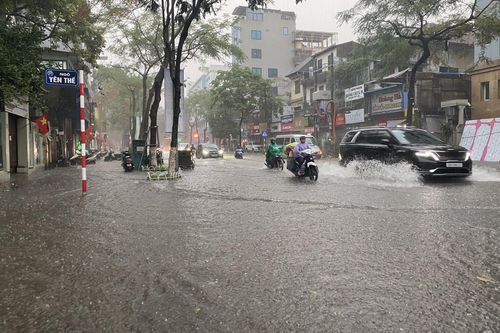 Hà Nội ngập nặng, xe cộ 'bì bõm' lội nước